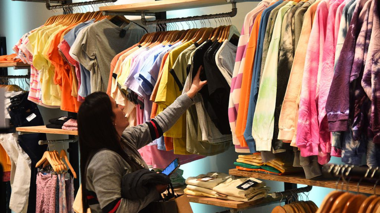 Cuáles son las marcas de ropa que mantendrán sus precios hasta diciembre -  Radio Del Mar